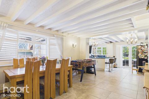 4 bedroom detached house for sale, Manor Road, Romford