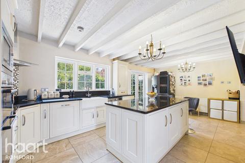4 bedroom detached house for sale, Manor Road, Romford