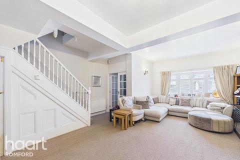 4 bedroom detached house for sale, Manor Road, Romford