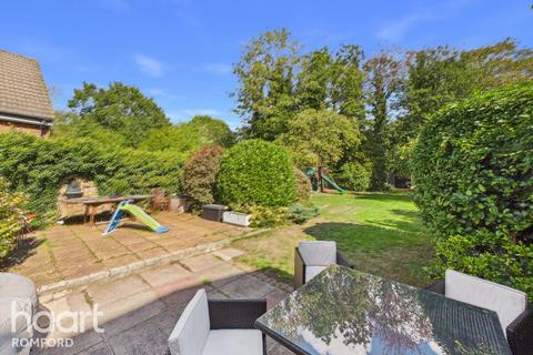 4 bedroom detached house for sale, Manor Road, Romford