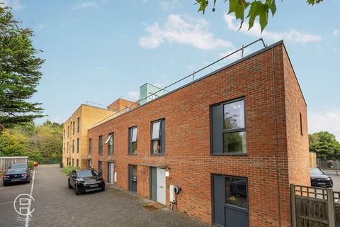 3 bedroom end of terrace house for sale, Alton Court, London, W7
