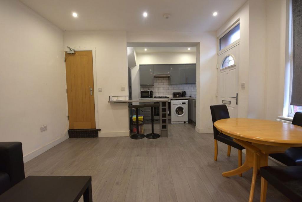 House in Leeds, Hyde Park - View 2