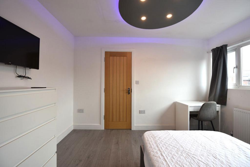 House in Leeds, Hyde Park - More