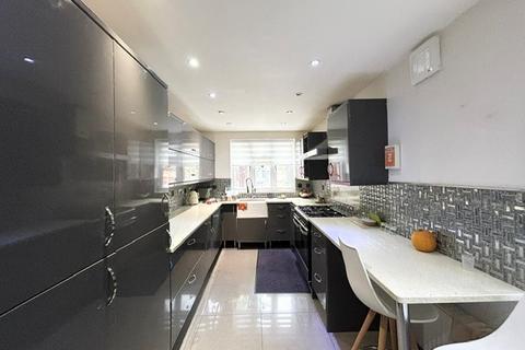 4 bedroom house to rent, Crow Lane, Romford, RM7