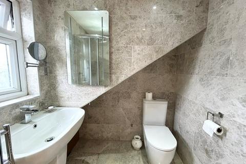 4 bedroom house to rent, Crow Lane, Romford, RM7