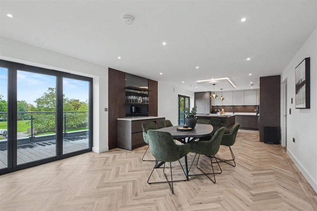 House in Nottingham, Bramcote - View 3