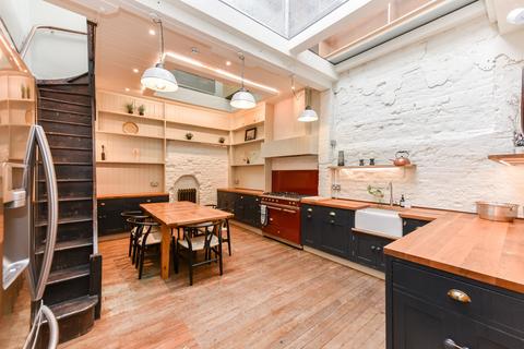 4 bedroom terraced house to rent, Townhouse, D'arblay Street, Soho, W1F