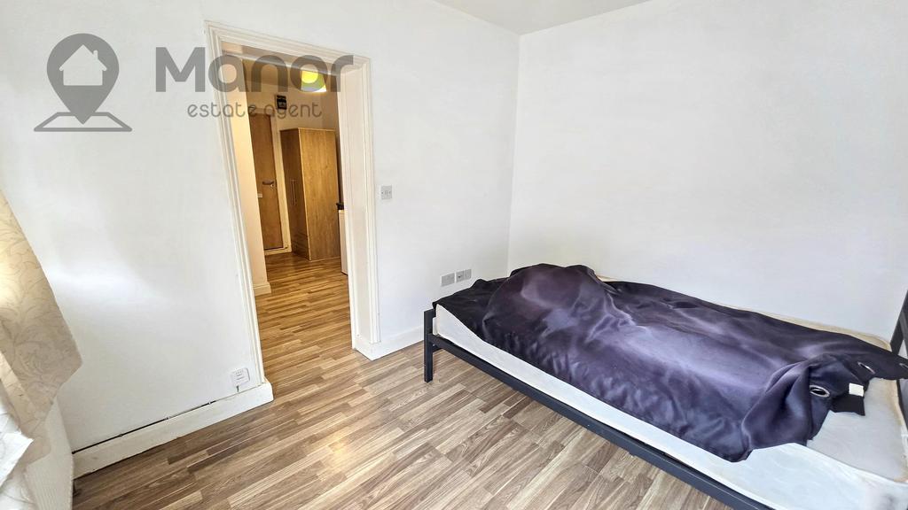 Apartment in London, Gidea Park - More