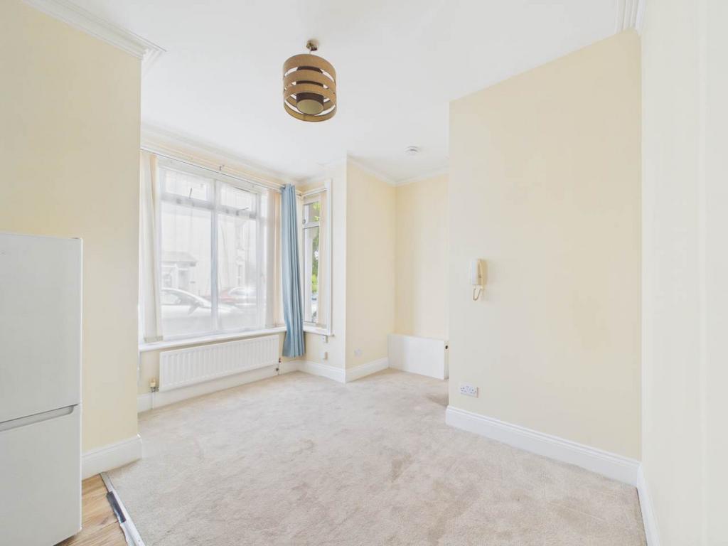 Apartment in Christchurch, Pokesdown, Bournemouth - View 2