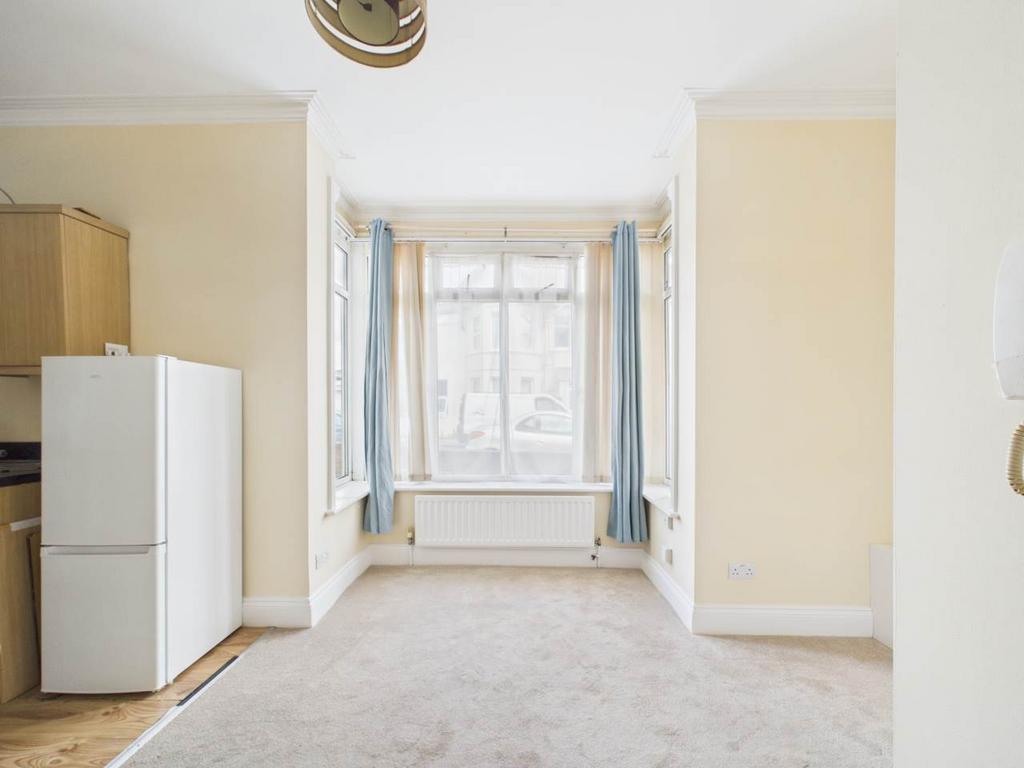 Apartment in Christchurch, Pokesdown, Bournemouth - View 3
