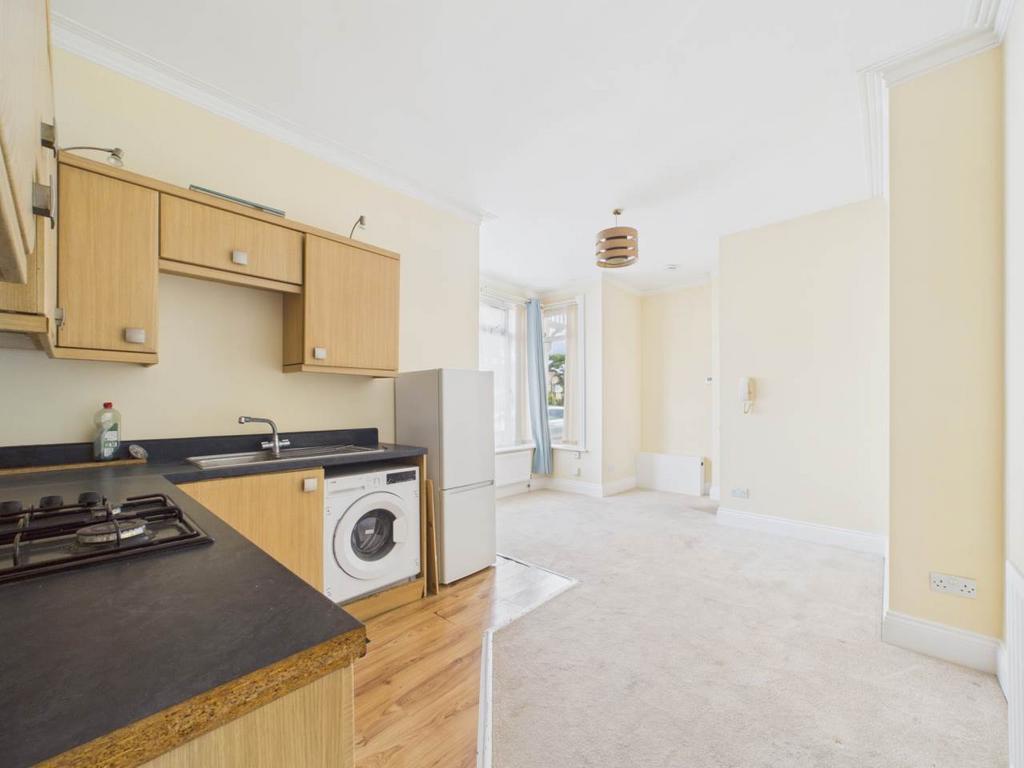 Apartment in Christchurch, Pokesdown, Bournemouth - View 5