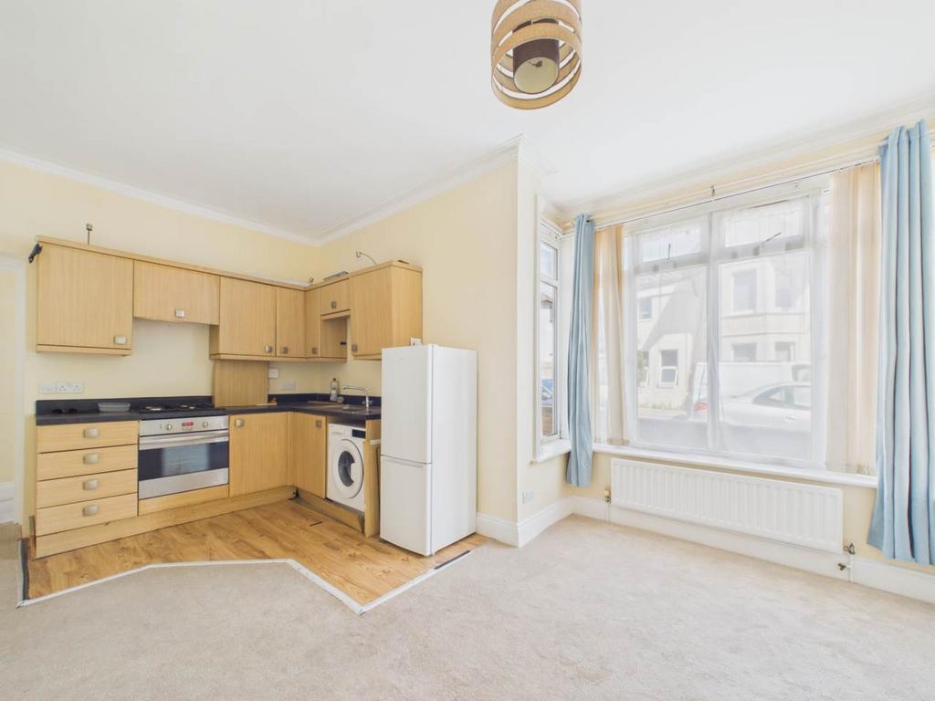 Apartment in Christchurch, Pokesdown, Bournemouth - More