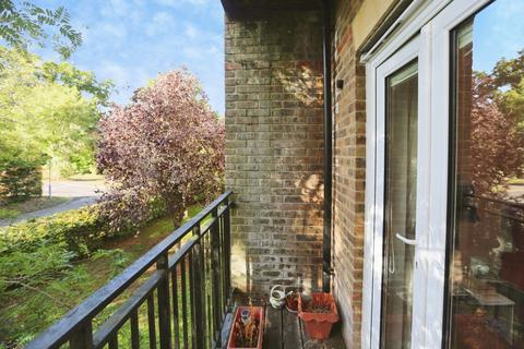 2 bedroom flat for sale, Simpkins Court, 241 Hursley Road, Eastleigh, Hampshire, SO53