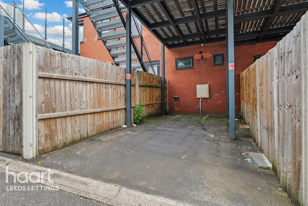 House in Leeds, Leylands, Lovell Park - View 3