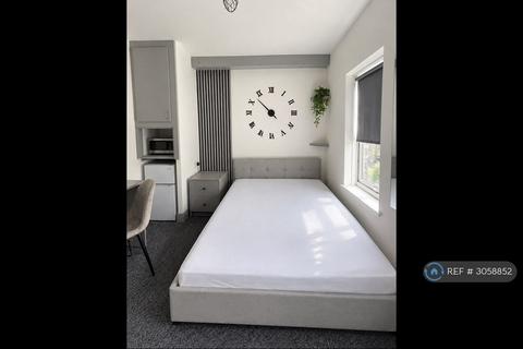 1 bedroom in a house share to rent, Oatlands Road, Enfield, EN3