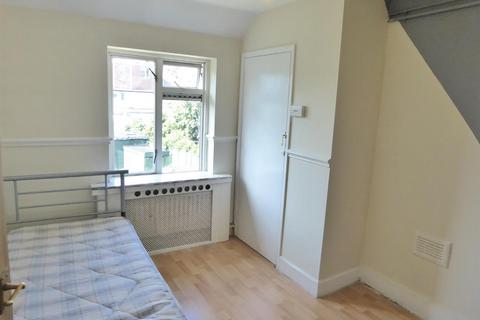 3 bedroom terraced house to rent, Steers Mead, Tooting Borders, CR4