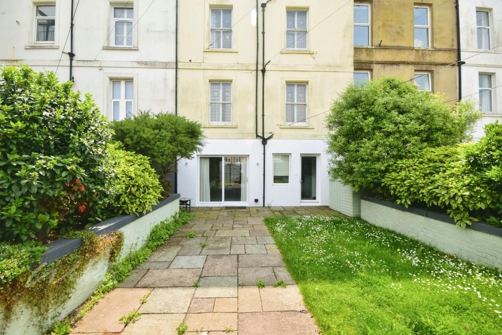 Marine Parade Hythe CT21 2 bed apartment to rent - £1,400 pcm (£323 pw)