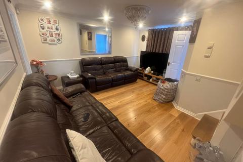 3 bedroom detached house to rent, Deverills Way, Slough, SL3