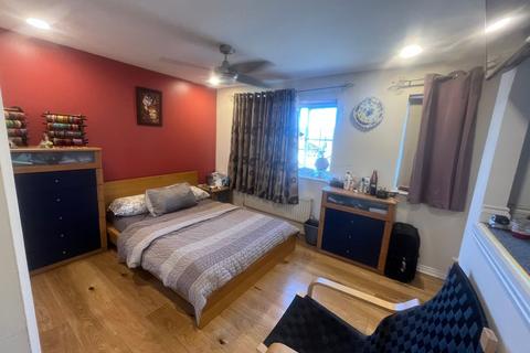 3 bedroom detached house to rent, Deverills Way, Slough, SL3