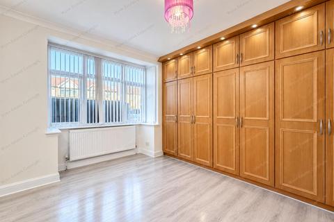 4 bedroom terraced house for sale, Burnham Gardens, Hounslow TW4