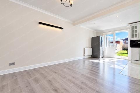 4 bedroom terraced house for sale, Burnham Gardens, Hounslow TW4