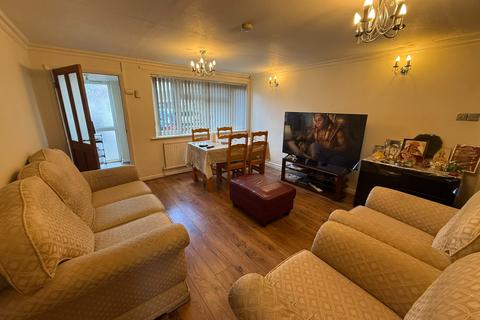 4 bedroom semi-detached house to rent, Silverstone Drive