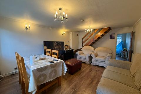 4 bedroom semi-detached house to rent, Silverstone Drive