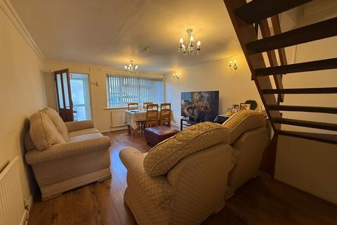 4 bedroom semi-detached house to rent, Silverstone Drive