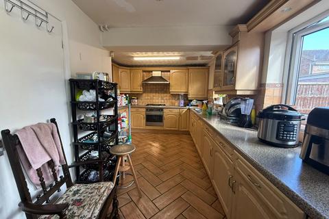 4 bedroom semi-detached house to rent, Silverstone Drive