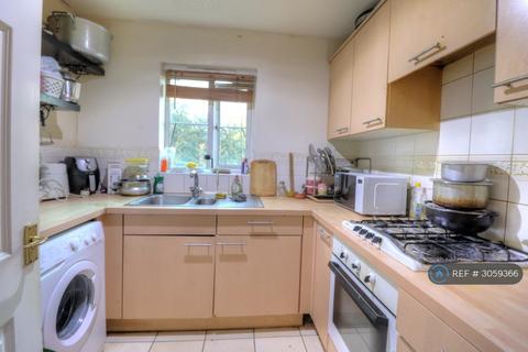 2 bedroom flat to rent, Blackthorn Road, Ilford, IG1