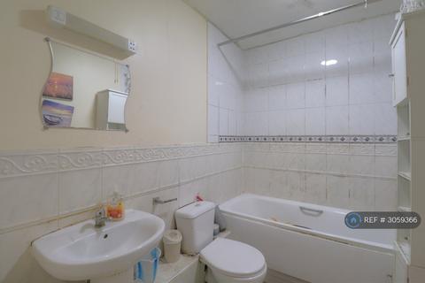 2 bedroom flat to rent, Blackthorn Road, Ilford, IG1