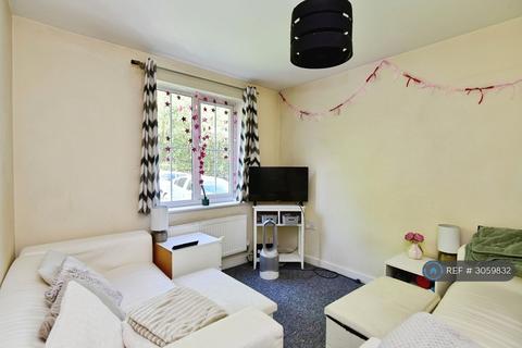 4 bedroom semi-detached house to rent, Valley View, Newcastle, ST5