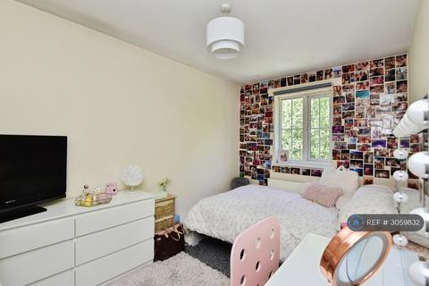 4 bedroom semi-detached house to rent, Valley View, Newcastle, ST5