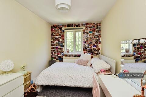 4 bedroom semi-detached house to rent, Valley View, Newcastle, ST5
