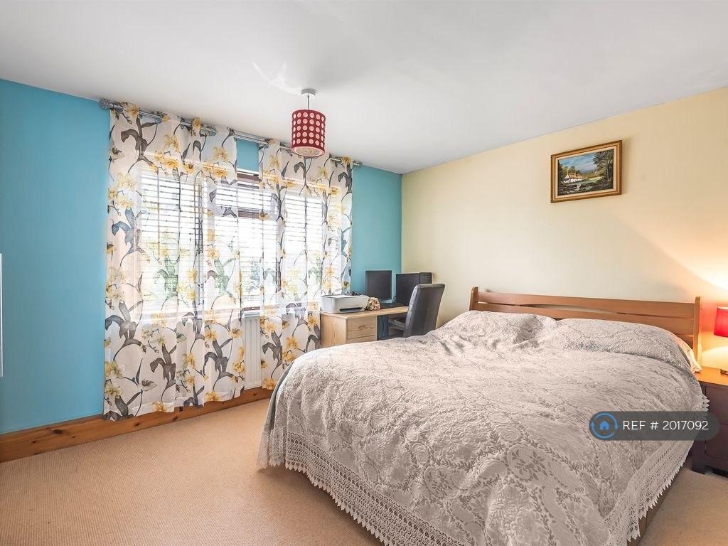 Apartment in Feltham - View 4