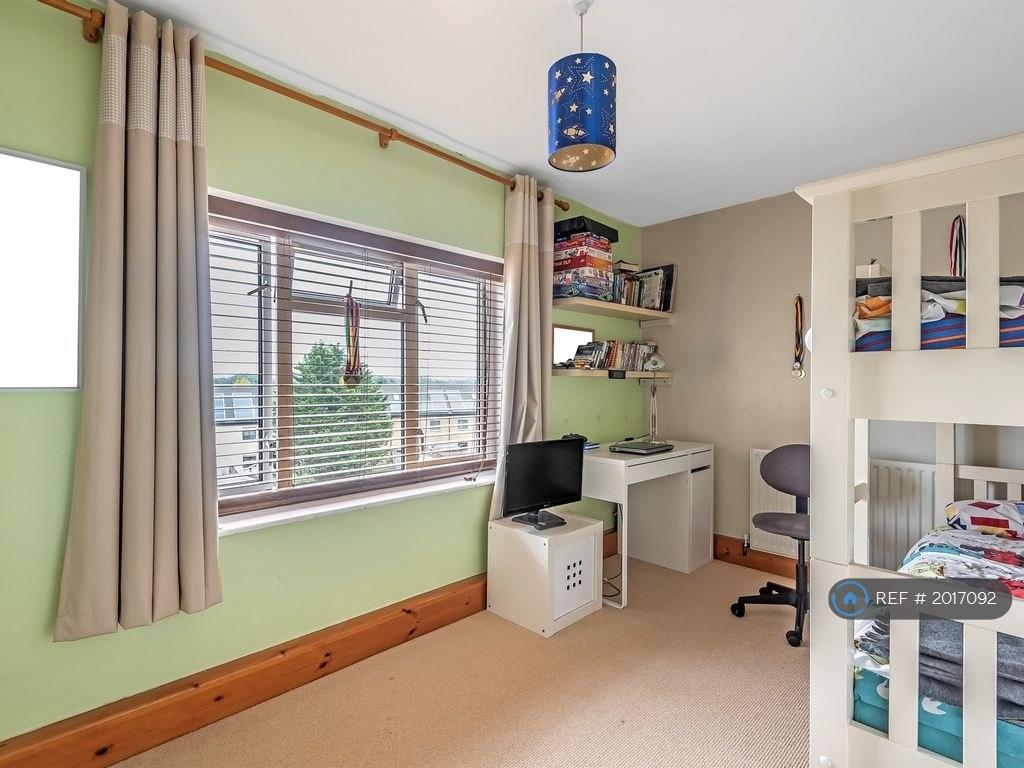 Apartment in Feltham - View 5