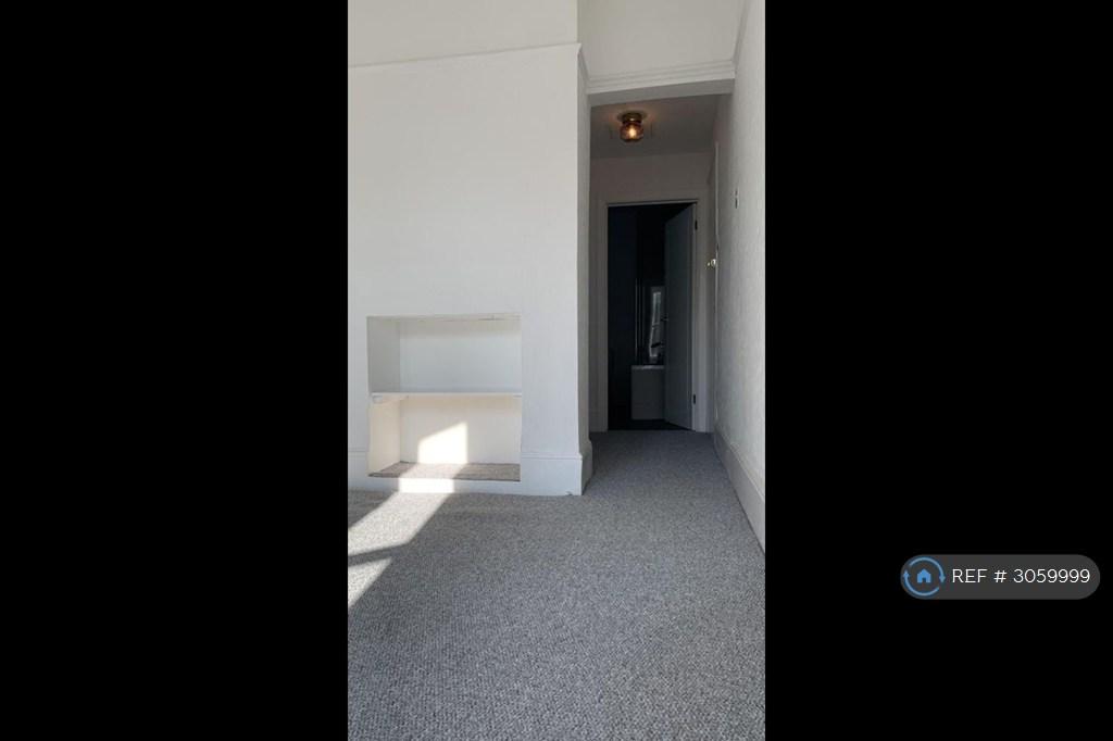 Apartment in South Croydon - More