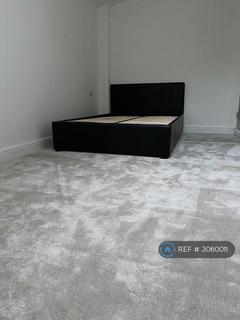 Studio to rent, Ainslie Wood Road, London, E4
