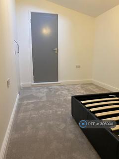 Studio to rent, Ainslie Wood Road, London, E4