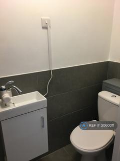 Studio to rent, Ainslie Wood Road, London, E4