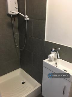 Studio to rent, Ainslie Wood Road, London, E4