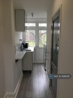 Studio to rent, Ainslie Wood Road, London, E4