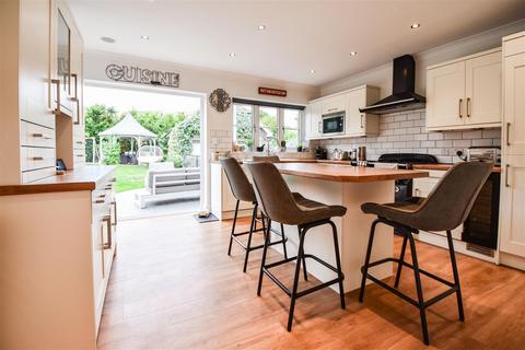 4 bedroom detached house for sale, Wyatts Green Road, Wyatts Green, Brentwood
