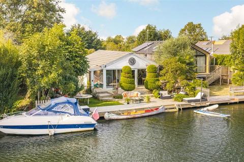 undefined, Wheatleys Eyot, Sunbury-On-Thames TW16