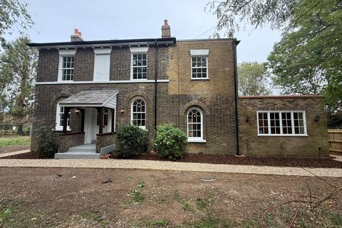 3 bedroom detached house to rent, Billet Road, Romford, RM6