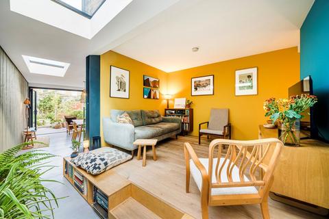 2 bedroom flat for sale, Hollydale Road, London SE15