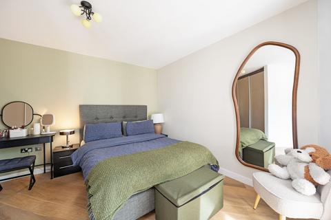 Studio to rent, Courtyard Apartments, Avantgarde Place, Shoreditch, London, E1