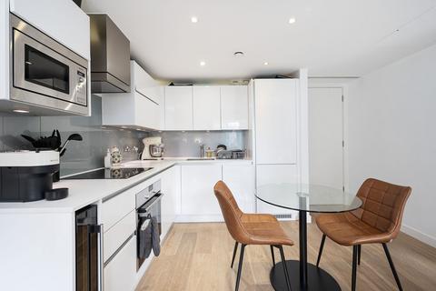 Studio to rent, Courtyard Apartments, Avantgarde Place, Shoreditch, London, E1