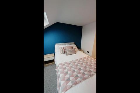 1 bedroom in a house share to rent, Harwoods Road, Watford WD18
