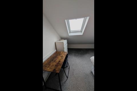 1 bedroom in a house share to rent, Harwoods Road, Watford WD18